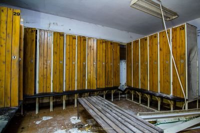 Ein Zimmer mit Holzwänden und einem Deckenventilator