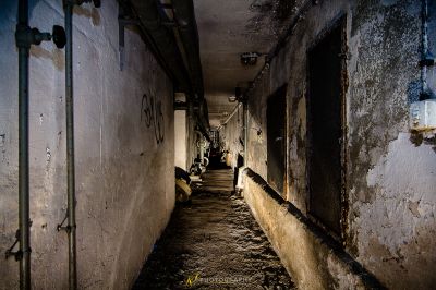 Eine schmale Gasse mit ein paar schmutzigen Wänden