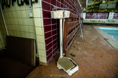 Eine kaputte Toilette in einem schmutzigen Badezimmer