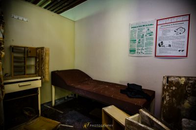 Ein Zimmer mit einem Bett und einem Kamin