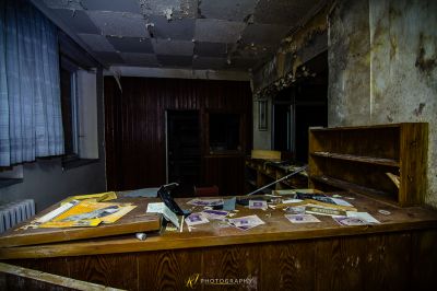 Ein Schreibtisch mit ein paar Papieren darauf