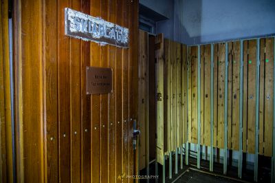 Eine hölzerne Wand mit einem Schild darauf