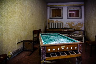 Ein Pool in einem Raum mit einer tapezierten Wand