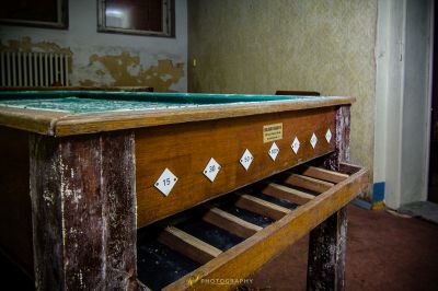 Ein Billardtisch mit einem grünen Tuch darauf