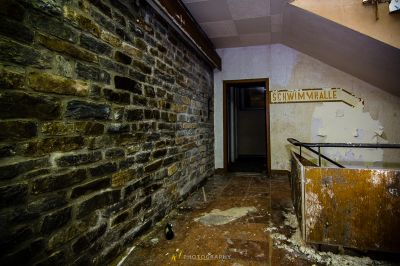 Ein schmutziges Zimmer mit einer Spüle und einer Wand