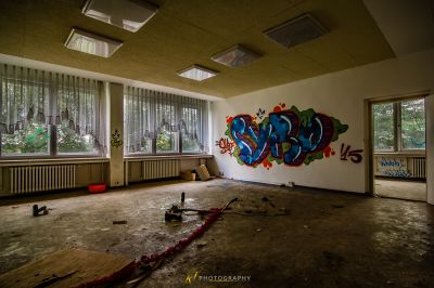 Ein Raum mit einem großen Wandbild an der Wand