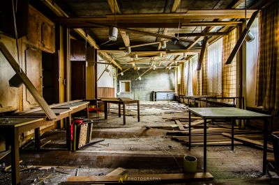 Ein Zimmer mit vielen Möbeln und viel Holz