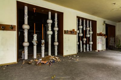 Ein Raum mit einem Haufen Vasen an der Wand