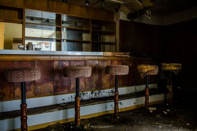 Eine Küche mit Waschbecken und Theke