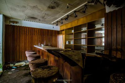 Eine Küche mit einer Holztheke und einem Stuhl