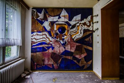 Ein Gemälde einer Frau an einer Wand