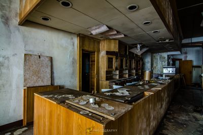 Eine Küche mit vielen gläsern auf der Theke