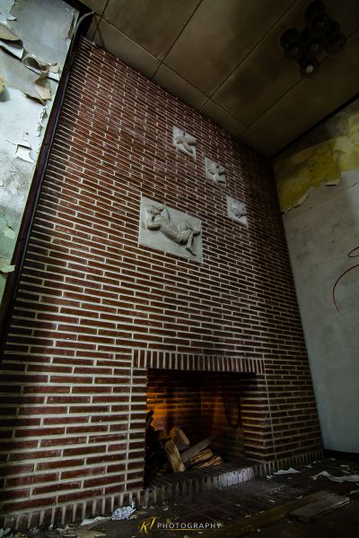 Ein Ziegelkamin mit einem Feuer darin