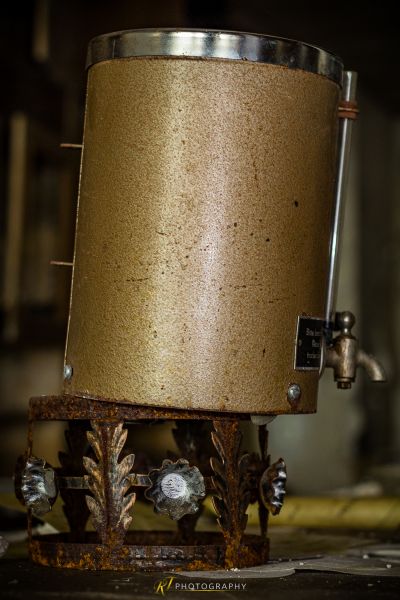 Ein Metallobjekt mit einem Metallgriff darauf