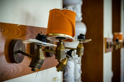 Eine wandmontierte Lampe mit einem Hut darauf