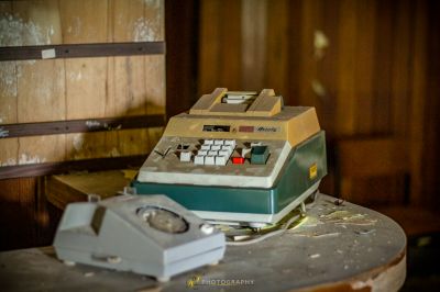 Eine kleine Schreibmaschine, die auf einem Tisch sitzt