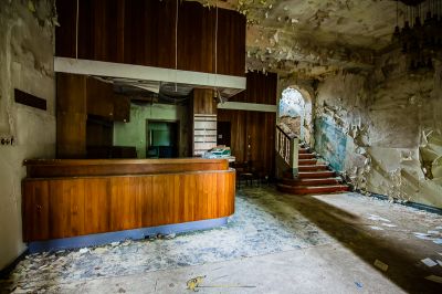 Ein Raum mit einer Holztheke und einer Wand aus Farbe