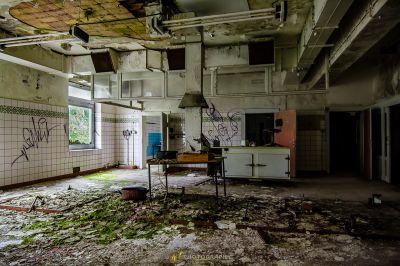 Ein Raum mit viel Graffiti an den Wänden