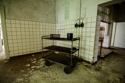 Ein Zimmer mit Karton und Waschbecken