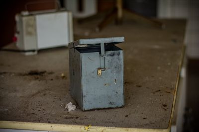 Einen kleinen Kühlschrank auf einem Tisch sitzend