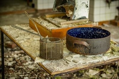 Eine Metallschüssel auf einem Tisch