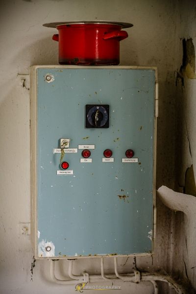 Ein blau-weißer Kühlschrank, der an einer Wand sitzt