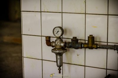 Eine schmutzige weiße geflieste Wand