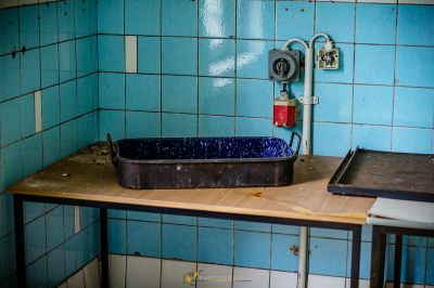 Ein Waschbecken in einem schmutzigen Badezimmer mit einem Wasserhahn