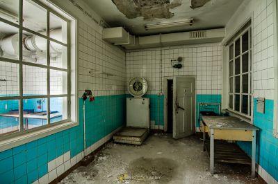 Ein Badezimmer mit Waschbecken und Spiegel