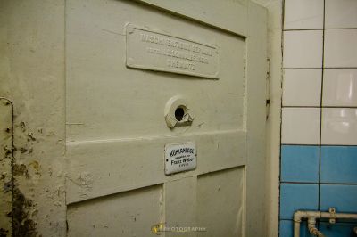 Ein schmutziges Badezimmer mit einem Schild an der Tür