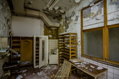 Ein Zimmer mit einem gebrochenen Kühlschrank und einem gebrochenen Kühlschrank