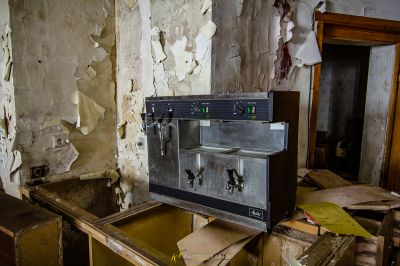 Ein Herd in einem Zimmer mit viel Müll