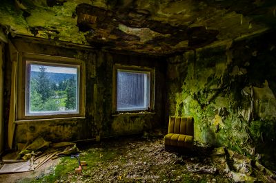 Ein Zimmer mit Stuhl und Fenster