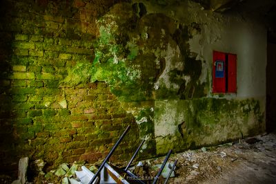 Ein Zimmer mit einem Haufen kaputter Laptops