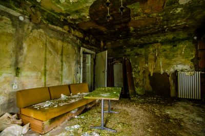 Eine Couch in einem Raum mit vielen Trümmern