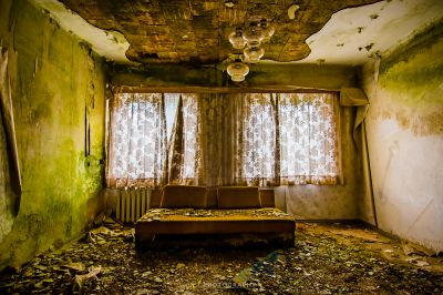 Ein Zimmer mit einem Bett und einem Fenster