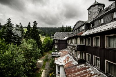 Blick auf ein Gebäude mit vielen Fenstern