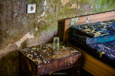 Ein Bett mit einer grünen und blauen Decke