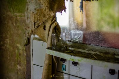 Ein schmutziges Fenster mit einem Glas darauf