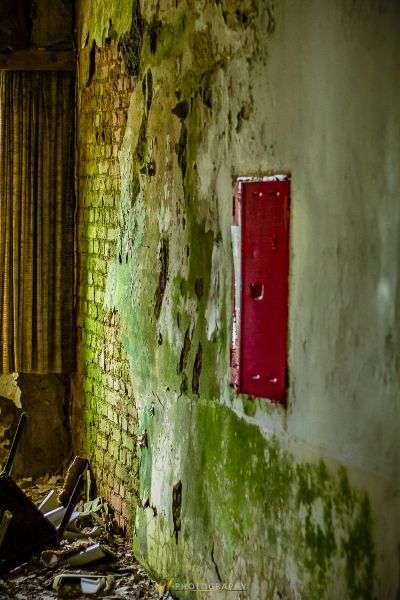 Ein Zimmer mit einem kaputten Stuhl und einem kaputten Fenster