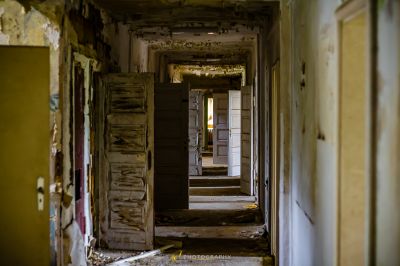 Einen Flur mit einer Tür und einer Wand