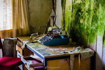 Schreibtisch mit Schreibmaschine und Stuhl