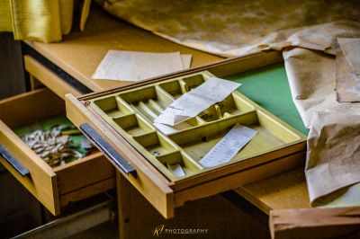 Eine Schachtel Papier und ein Stück Papier auf einem Tisch