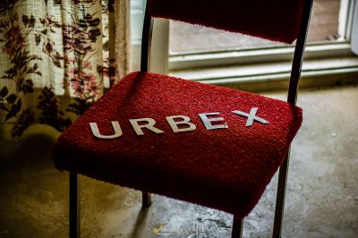 Ein Stuhl mit einem roten Sitz