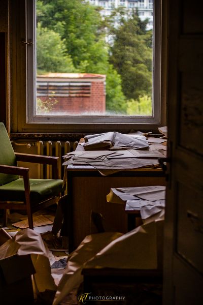 Einen Stuhl und einen Tisch in einem Raum