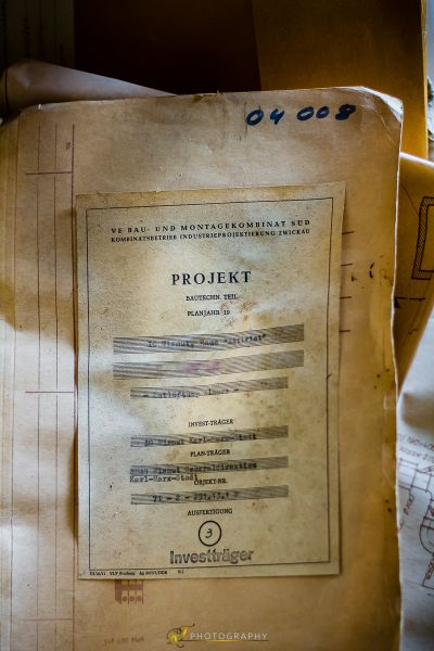 Ein Buch mit vielen Papieren darüber