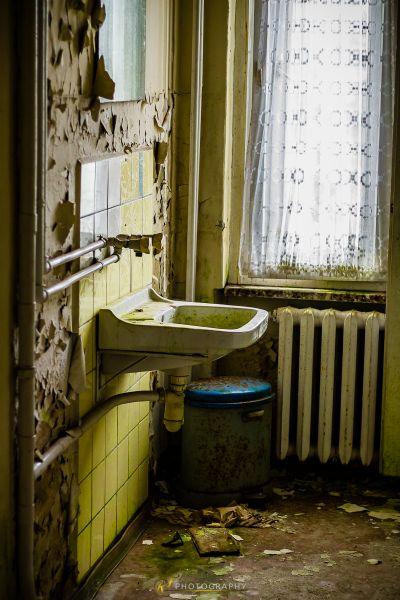 Ein Badezimmer mit Waschbecken und Fenster