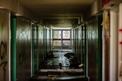 Ein langer Flur mit Graffiti an den Wänden