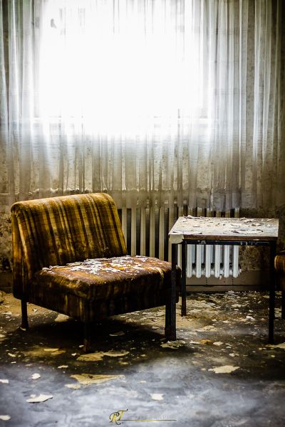 Einen Stuhl und einen Tisch in einem Raum