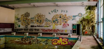 Ein Pool mit Graffiti an der Wand